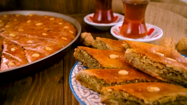 Baklava och turkiskt te på bordet. Selektiv inriktning. — Stockvideo