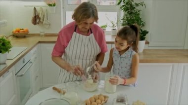 Büyükanne ve çocuk birlikte hamur pişirir. Seçici odak.