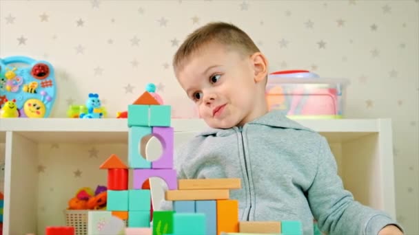 Il bambino gioca con i giocattoli nella stanza. Focus selettivo. — Video Stock