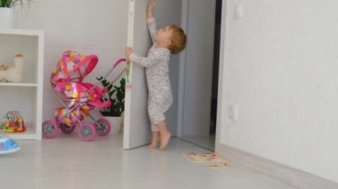 Bebek odadaki kapıları açar. Seçici odak.