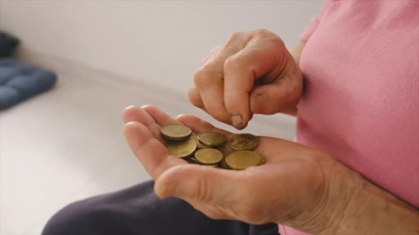 La pobre anciana cuenta el dinero. Enfoque selectivo. — Vídeos de Stock