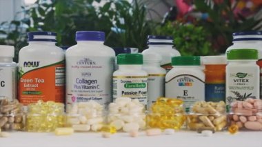 Kiev, Ukrayna, - 21 Şubat 2022: iHerb vitaminleri ve takviyeleri.