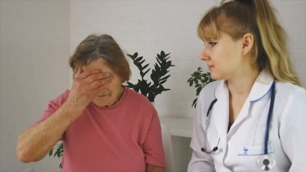 O médico dá comprimidos à velhota. Foco seletivo. — Vídeo de Stock