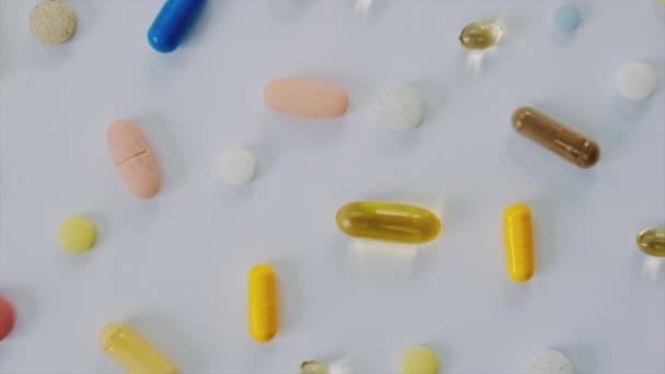 Pillole Vitamine e integratori sul tavolo. Focus selettivo. — Video Stock