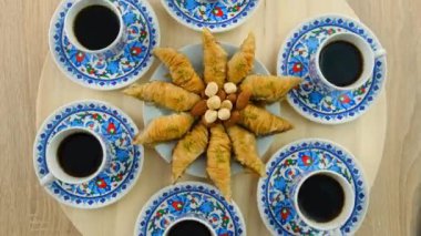 Masada Türk kahvesi ve baklava var. Seçici odaklama.