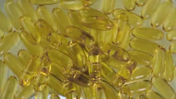 Integratore di olio di pesce Omega 3. Focus selettivo. — Video Stock