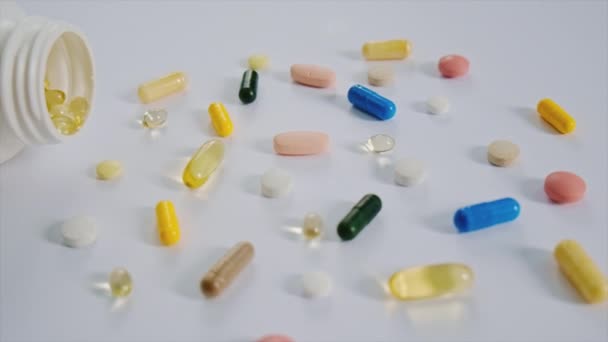 Χάπια Βιταμίνες και συμπληρώματα στο τραπέζι. Επιλεκτική εστίαση. — Αρχείο Βίντεο