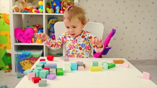 Ребенок играет с игрушками в комнате. Селективный фокус. — стоковое видео