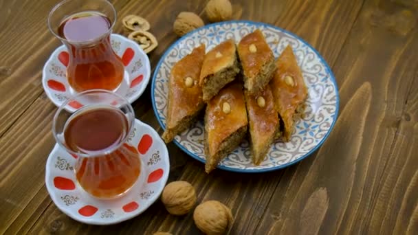 Baklava und türkischer Tee auf dem Tisch. Selektiver Fokus. — Stockvideo