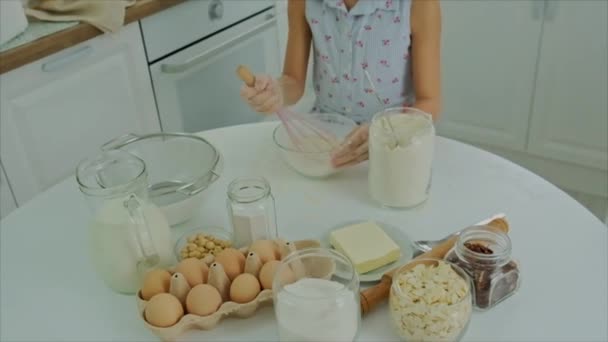 L'enfant prépare la pâte dans la cuisine. Concentration sélective. — Video