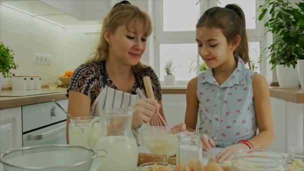 Mãe e filha preparam massa juntos. Foco seletivo. — Vídeo de Stock