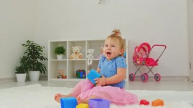 Çocuk odada oyuncaklarla oynuyor. Seçici odak.