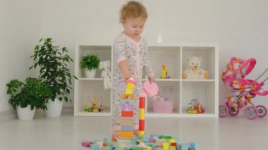 Çocuk odada oyuncaklarla oynuyor. Seçici odak.