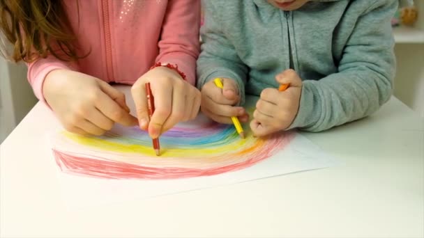 Die Kinder malen gemeinsam einen Regenbogen. Selektiver Fokus. — Stockvideo