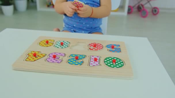 The child learns puzzle numbers. Selective focus. — Stock Video