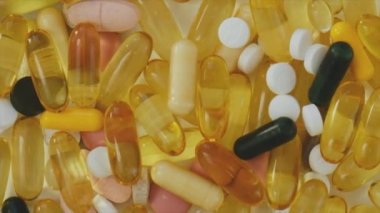 Masada vitamin hapları ve takviyeler var. Seçici odak.