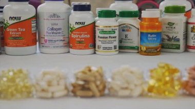 Kiev, Ukrayna, - 21 Şubat 2022: iHerb vitaminleri ve takviyeleri.