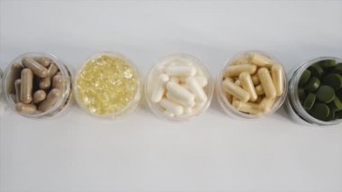 Masada vitamin hapları ve takviyeler var. Seçici odak.