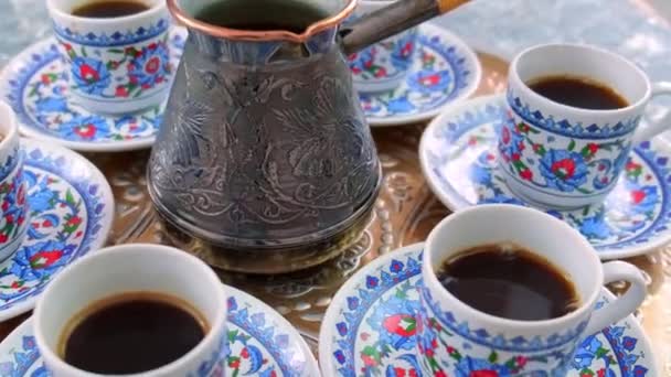 土耳其咖啡和杯子。有选择的重点. — 图库视频影像