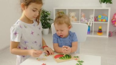 Çocuk bulmacayı topluyor. Seçici odak.