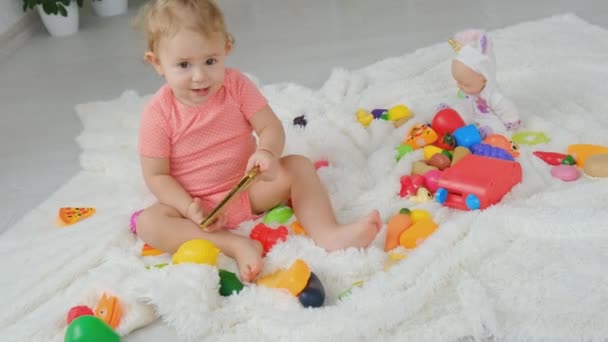 Baby spielt am Telefon. Selektiver Fokus. — Stockvideo