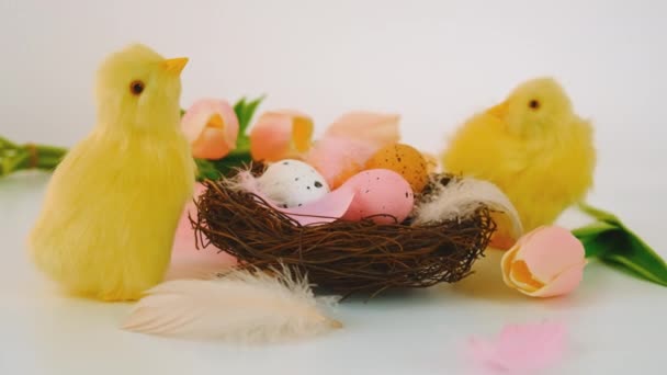 Όμορφο πασχαλινό φόντο με αυγά. Επιλεκτική εστίαση. — Αρχείο Βίντεο
