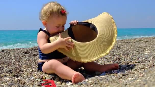 Kumsalda şapkalı bir bebek. Seçici odak. — Stok video