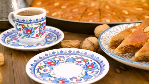Baklava und türkischer Kaffee auf dem Tisch. Selektiver Fokus. — Stockvideo