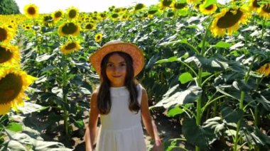 Ayçiçeği tarlasında ki bir çocuk. Seçici odaklama.