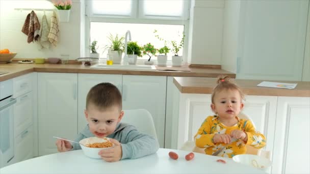 子供たちは台所で食べる。選択的焦点. — ストック動画