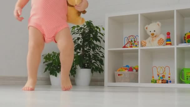 Baby rennt durch den Raum. Selektiver Fokus. — Stockvideo