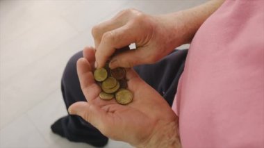 Zavallı yaşlı kadın parayı sayıyor. Seçici odak.