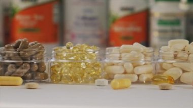 Kiev, Ukrayna, - 21 Şubat 2022: iHerb vitaminleri ve takviyeleri.