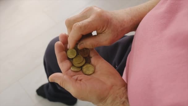 Die arme alte Frau zählt das Geld. Selektiver Fokus. — Stockvideo