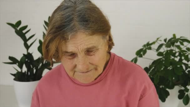 Portrait de vieille femme. Concentration sélective. — Video