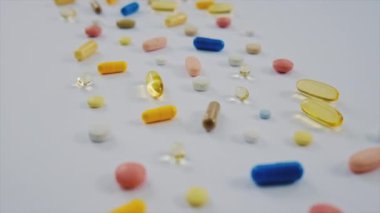 Masada vitamin hapları ve takviyeler var. Seçici odak.