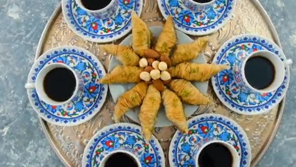 Turkiskt kaffe och baklava på bordet. Selektivt fokus. — Stockvideo