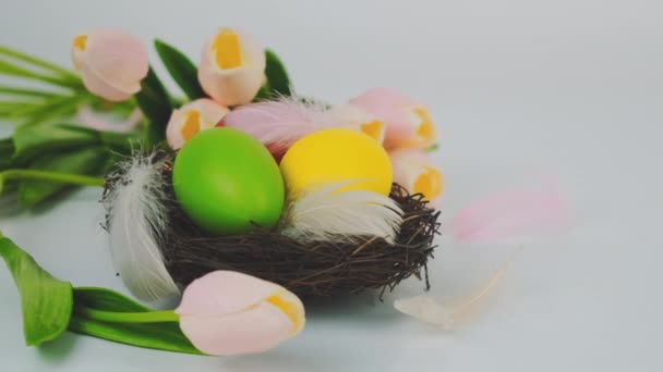 Prachtige paasachtergrond met eieren. Selectieve focus. — Stockvideo