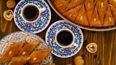 Baklava ve Türk kahvesi masada. Seçici odak.