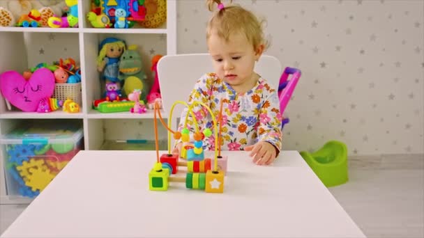 Das Kind spielt mit Spielzeug im Zimmer. Selektiver Fokus. — Stockvideo