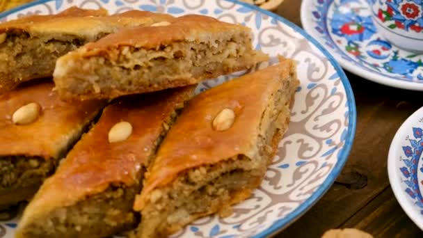 Baklava a turecká káva na stole. Selektivní zaměření. — Stock video