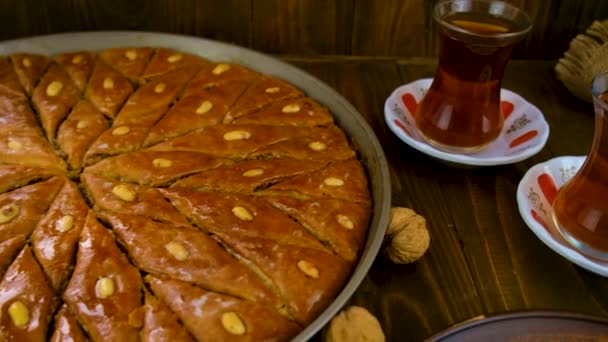 Баклава и турецкий чай на столе. Селективный фокус. — стоковое видео