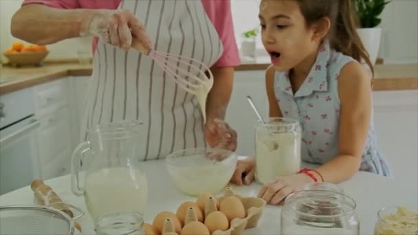 Babcia i dziecko gotują razem ciasto. Skupienie selektywne. — Wideo stockowe