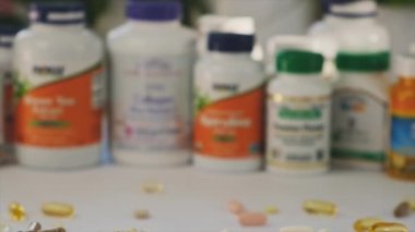 Kiev, Ukrayna, - 21 Şubat 2022: iHerb vitaminleri ve takviyeleri.