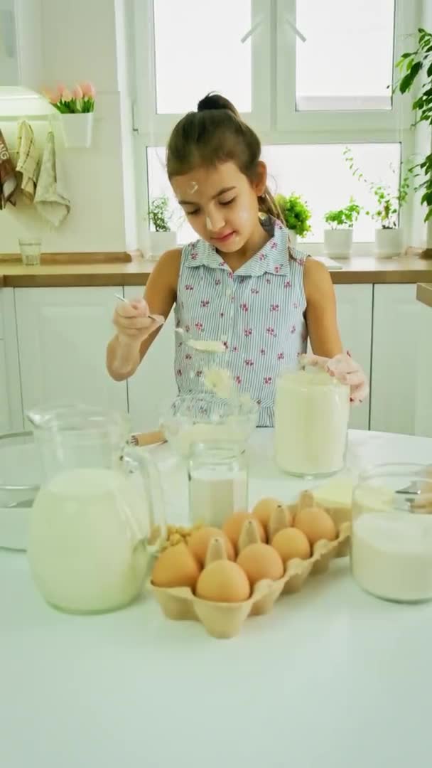 Het Kind Bereidt Het Deeg Keuken Selectieve Focus Voedsel — Stockvideo