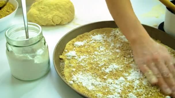 Una mujer está preparando baklava en la cocina. Enfoque selectivo. — Vídeo de stock