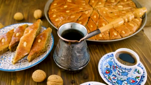 Баклава и турецкий кофе на столе. Селективный фокус. — стоковое видео