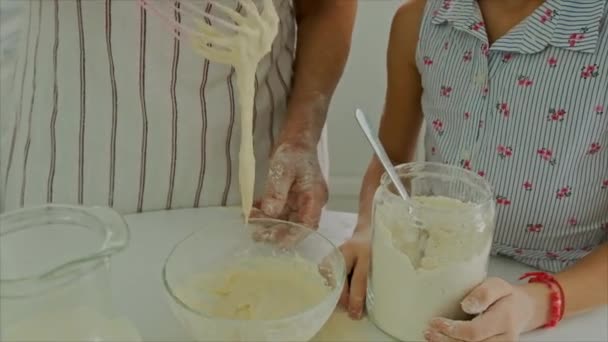 Γιαγιά και παιδί μαγειρεύουν μαζί ζύμη. Επιλεκτική εστίαση. — Αρχείο Βίντεο