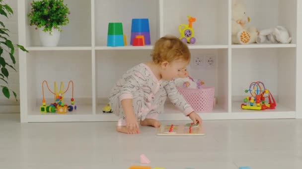 Barnet lærer puslespil numre. Selektivt fokus. – Stock-video