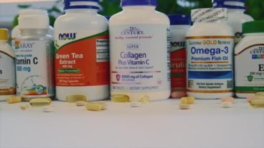 Kiev, Ukrayna, - 21 Şubat 2022: iHerb vitaminleri ve takviyeleri.